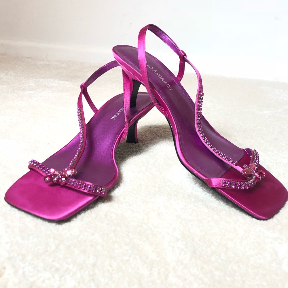 Hot pink kitten heel open toe shoes with a bling💖